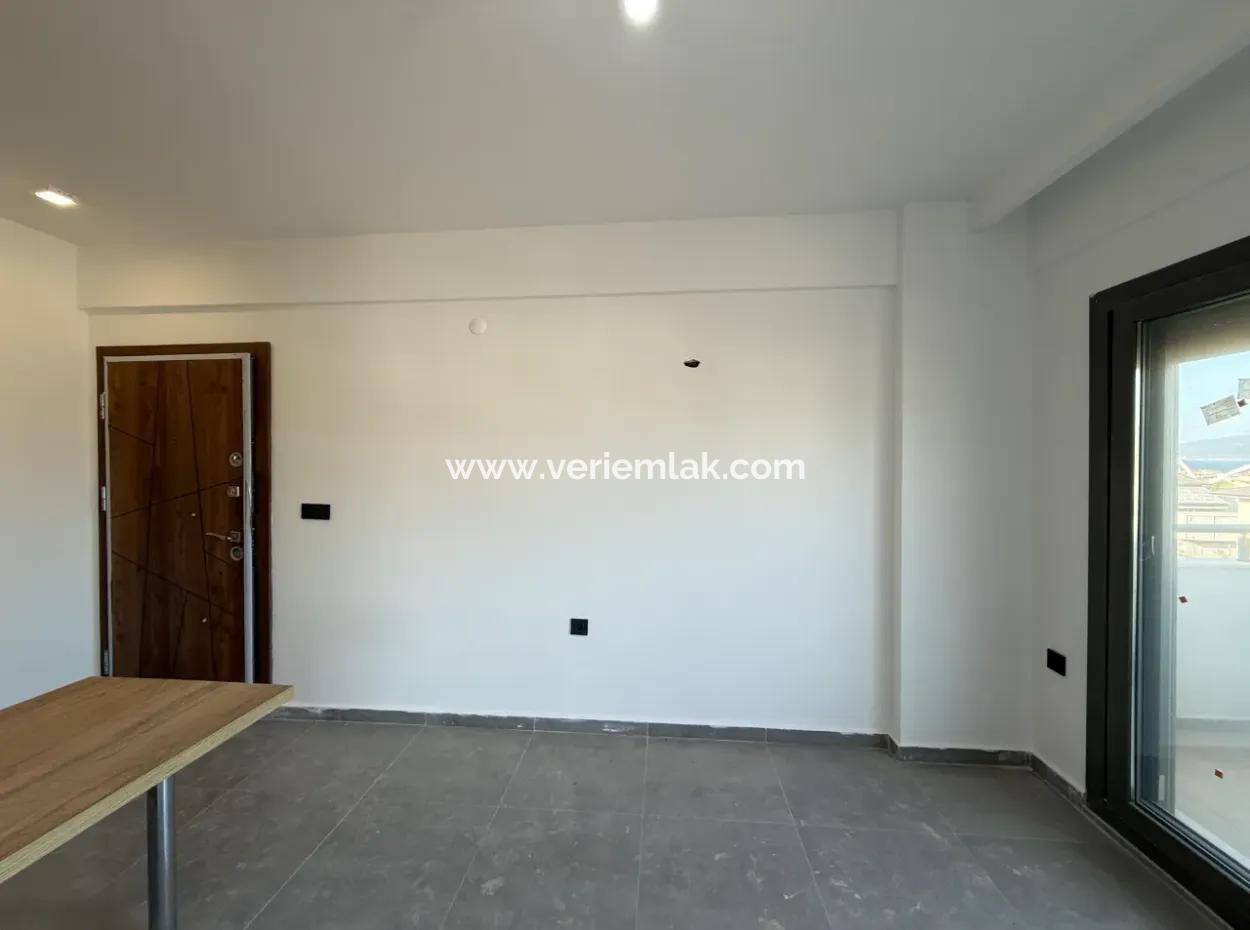 Urla Gülbahçe’de Havuzlu Site İçerisinde Satılık Sıfır 1+1 Daire