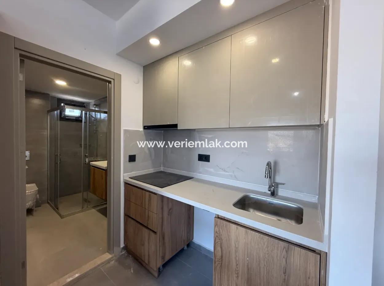 Urla Gülbahçe’de Havuzlu Site İçerisinde Satılık Sıfır 1+1 Daire