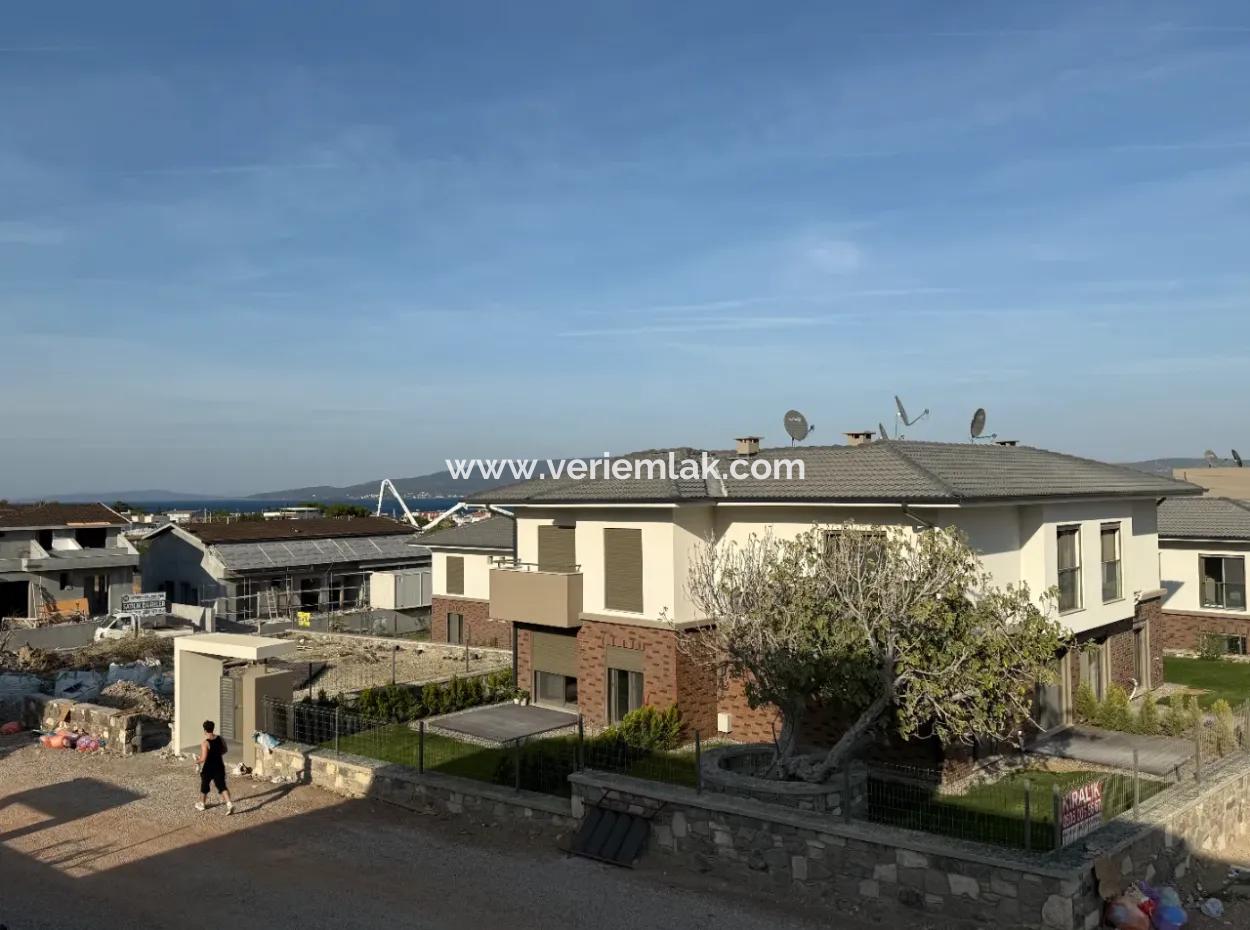 Urla Gülbahçe’de Havuzlu Site İçerisinde Satılık Sıfır 1+1 Daire