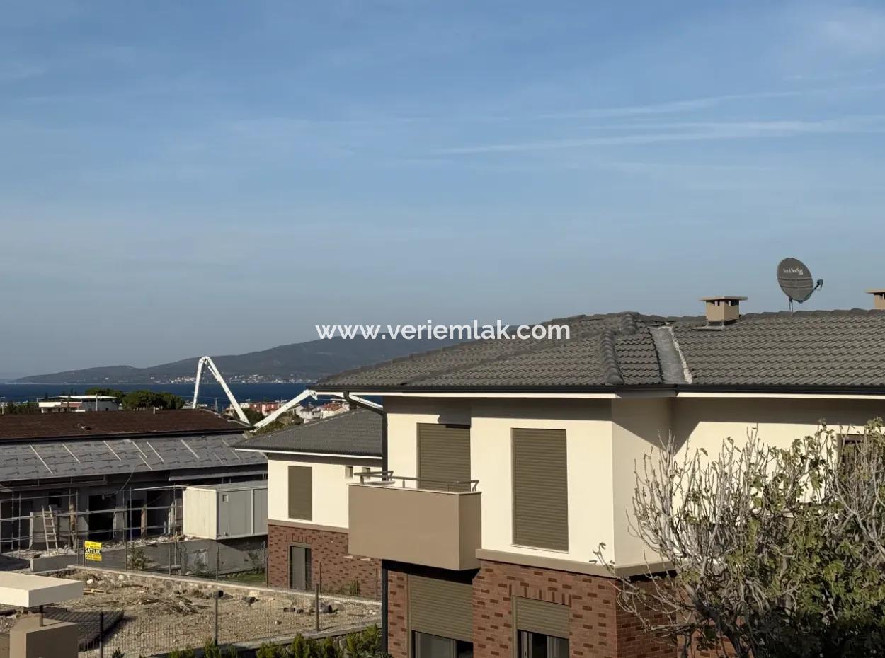 Urla Gülbahçe’de Havuzlu Site İçerisinde Satılık Sıfır 1+1 Daire