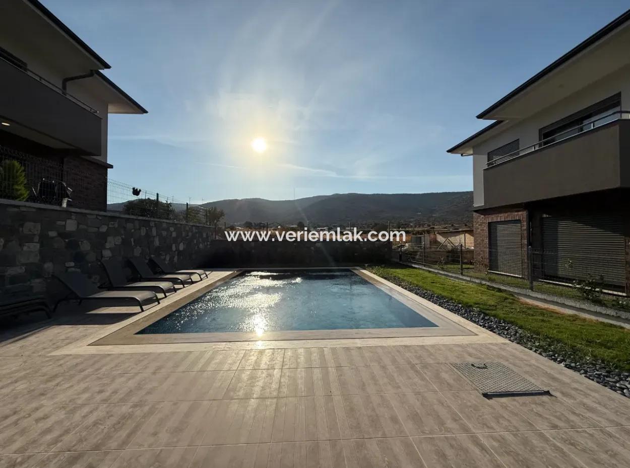 Urla Gülbahçe’de Havuzlu Site İçerisinde Satılık Sıfır 1+1 Daire