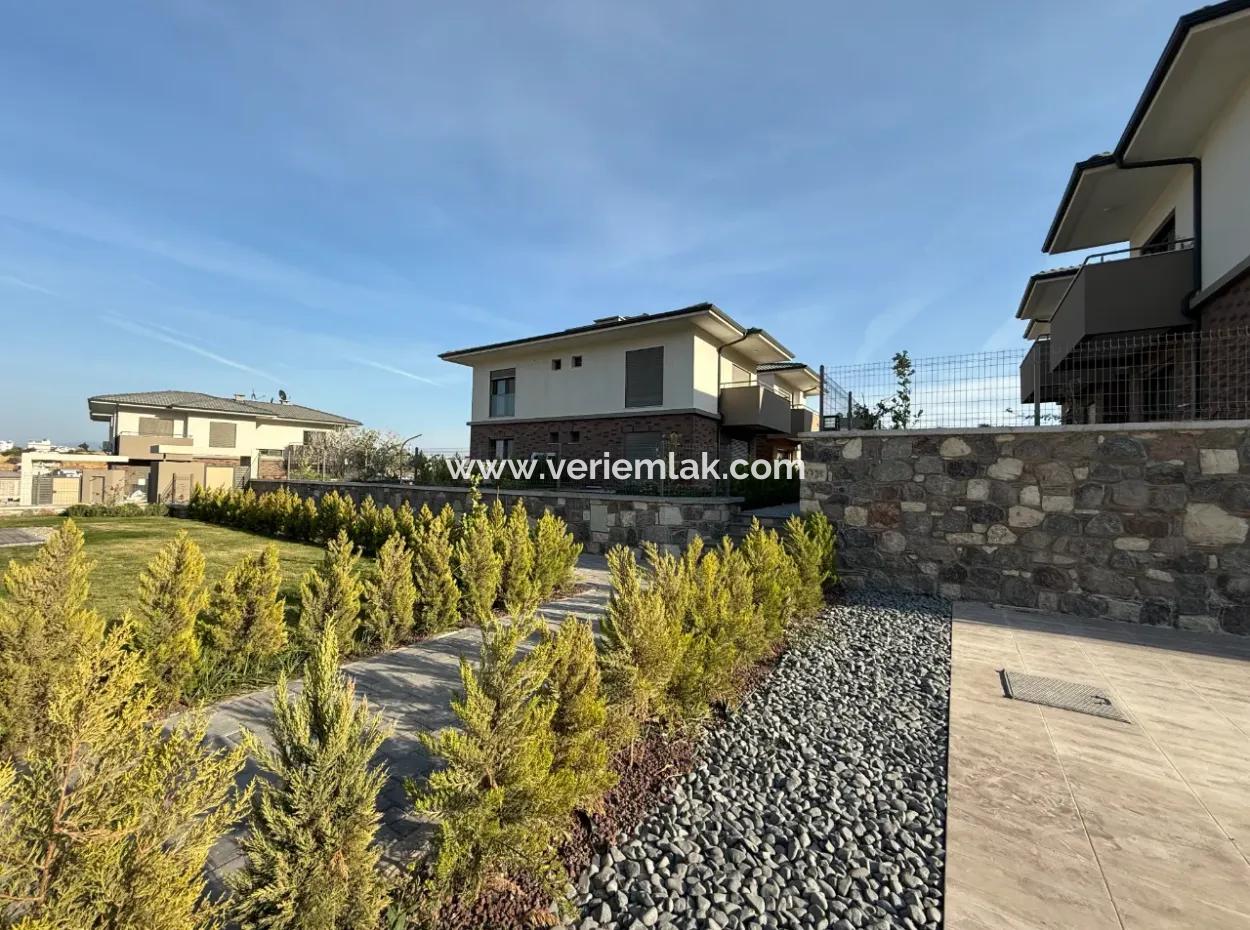 Urla Gülbahçe’de Havuzlu Site İçerisinde Satılık Sıfır 1+1 Daire