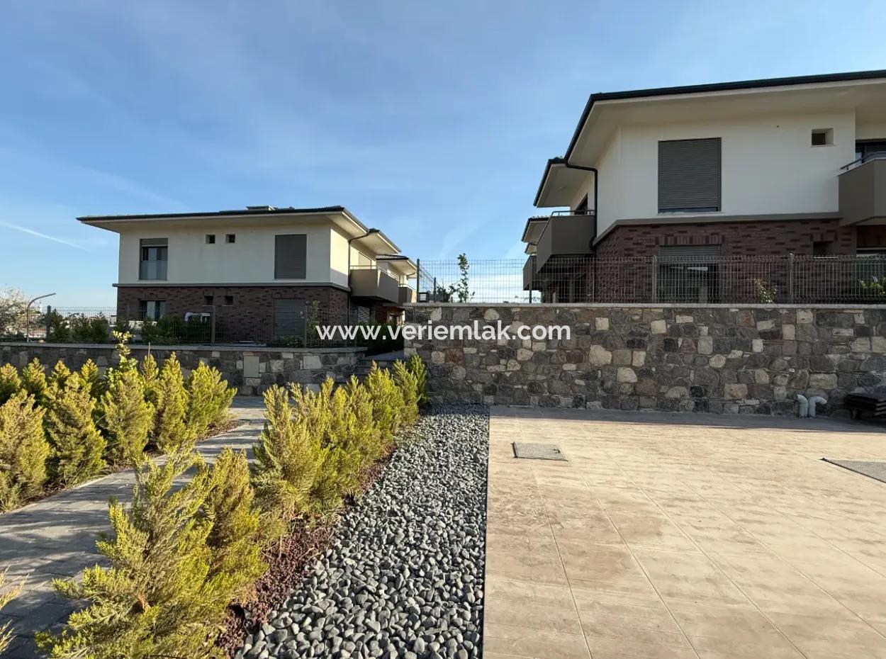 Urla Gülbahçe’de Havuzlu Site İçerisinde Satılık Sıfır 1+1 Daire