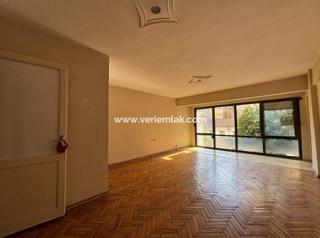 Alsancak  Kahramanlarda  1.Kat 2+1 90 M2 Asansörlü Boş Satılık Daire!