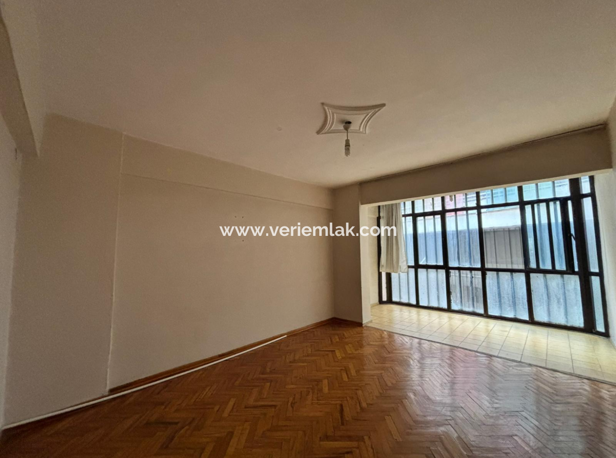 Alsancak  Kahramanlarda  1.Kat 2+1 90 M2 Asansörlü Boş Satılık Daire!