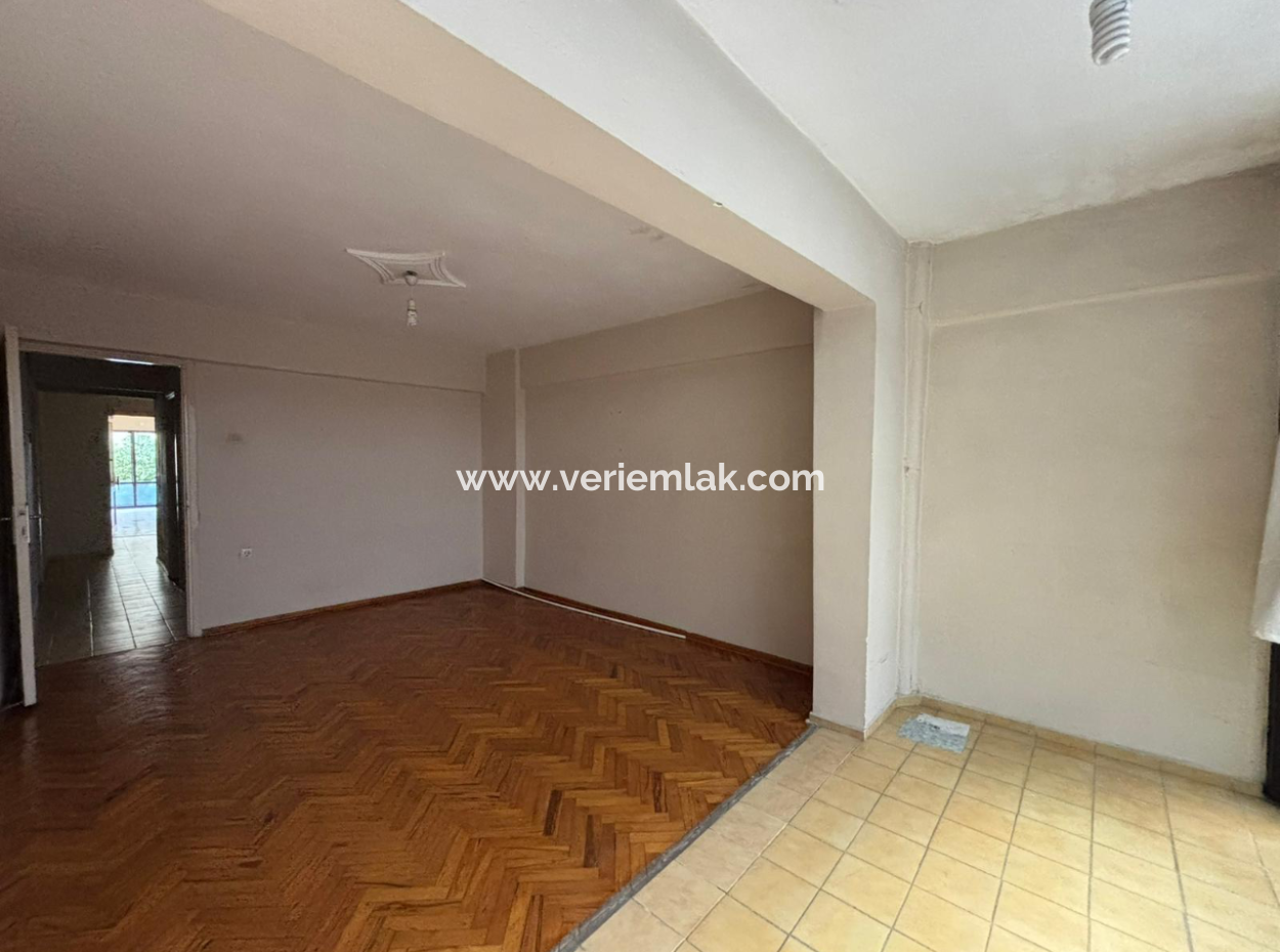 Alsancak  Kahramanlarda  1.Kat 2+1 90 M2 Asansörlü Boş Satılık Daire!