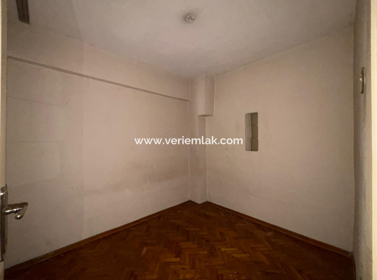 Alsancak  Kahramanlarda  1.Kat 2+1 90 M2 Asansörlü Boş Satılık Daire!