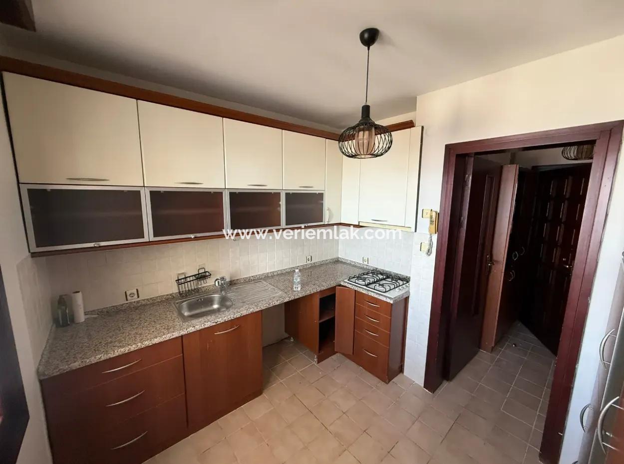 İzmir’in En Prestijli Sitelerinden Tibaş Sitesinde, 7. Katta Yer Alan 130 M² Ferah Daire Kiralık!