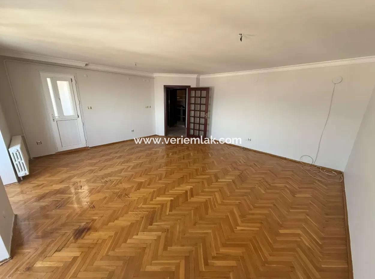 İzmir’in En Prestijli Sitelerinden Tibaş Sitesinde, 7. Katta Yer Alan 130 M² Ferah Daire Kiralık!