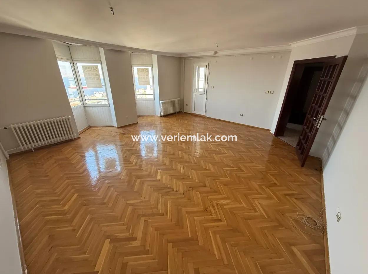 İzmir’in En Prestijli Sitelerinden Tibaş Sitesinde, 7. Katta Yer Alan 130 M² Ferah Daire Kiralık!
