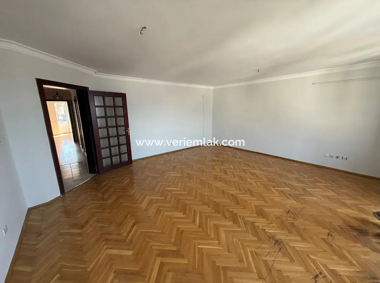 İzmir’in En Prestijli Sitelerinden Tibaş Sitesinde, 7. Katta Yer Alan 130 M² Ferah Daire Kiralık!