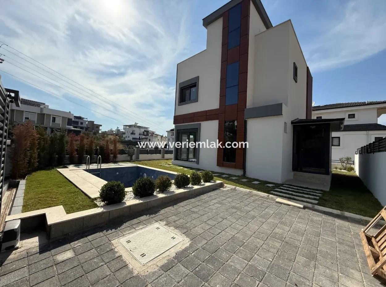 Seferihisar Akarca Elmastaş’ta Deniz Manzaralı, Havuzlu, Köşe Konumlu Müstakil Villa
