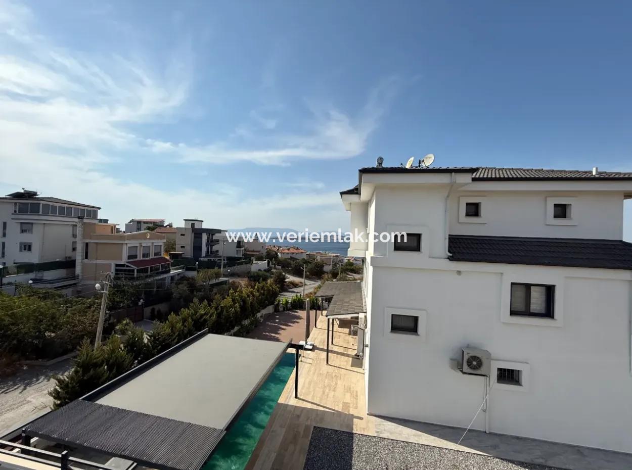 Seferihisar Akarca Elmastaş’ta Deniz Manzaralı, Havuzlu, Köşe Konumlu Müstakil Villa