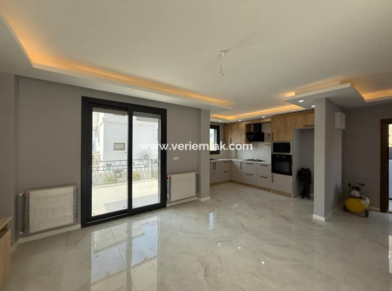 Seferihisar Akarca Elmastaş’ta Deniz Manzaralı, Havuzlu, Köşe Konumlu Müstakil Villa