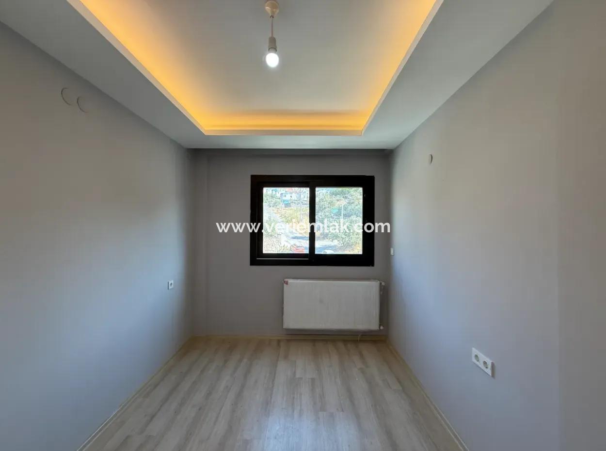 Seferihisar Akarca Elmastaş’ta Deniz Manzaralı, Havuzlu, Köşe Konumlu Müstakil Villa