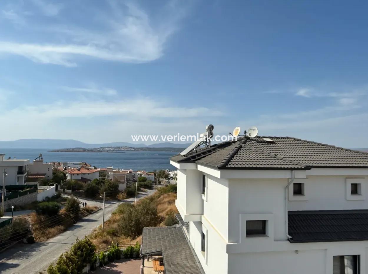 Seferihisar Akarca Elmastaş’ta Deniz Manzaralı, Havuzlu, Köşe Konumlu Müstakil Villa
