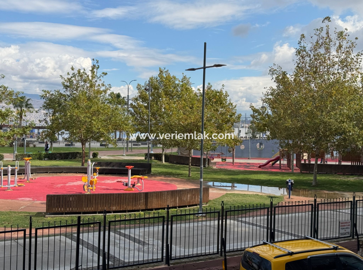 Küçükyalı Karantina Meydanında Karanlık Odası Olmayan Köşe Otoparklı Yalı Dairesi