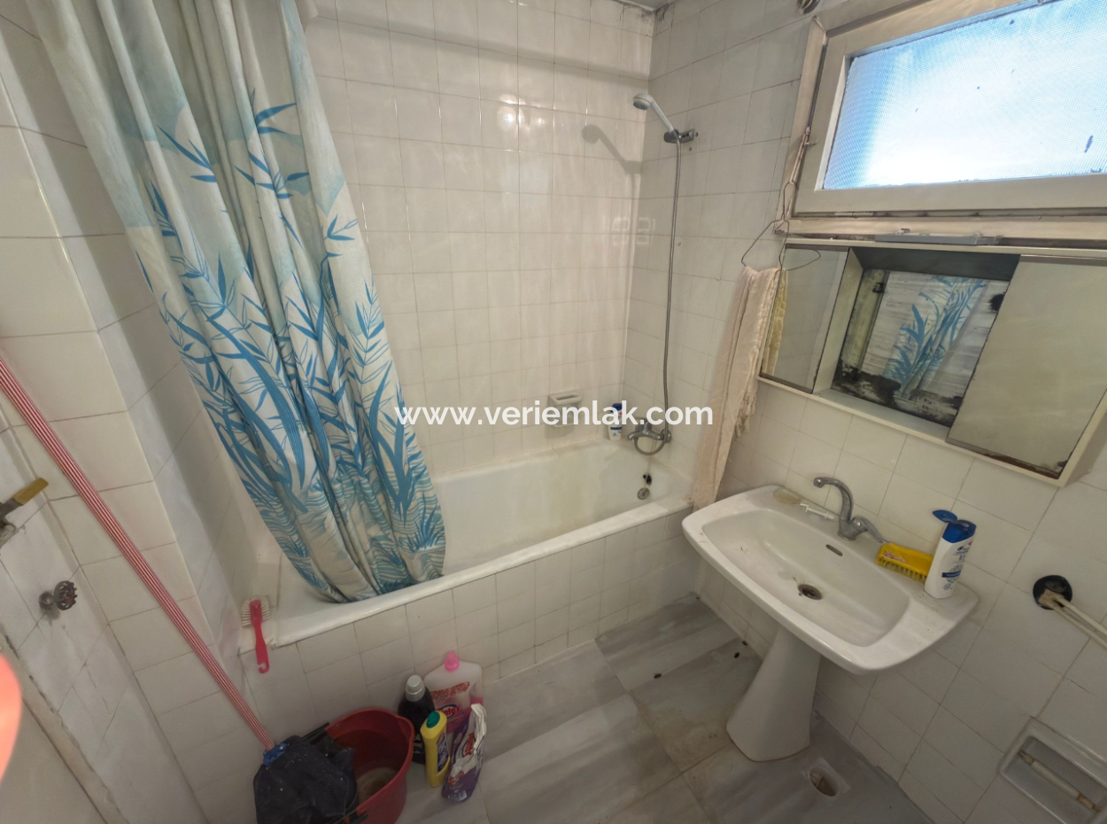 Küçükyalı Karantina Meydanında Karanlık Odası Olmayan Köşe Otoparklı Yalı Dairesi