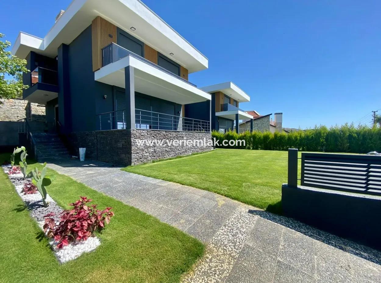 Urla Hekimköy Sitesinde Satılık 5+2 Müstakil Havuzlu Villa