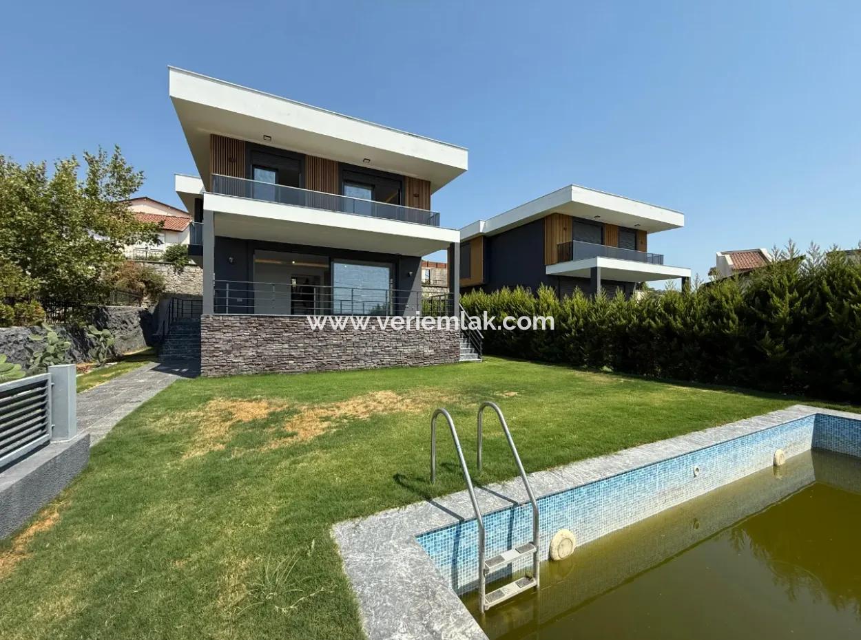 Urla Hekimköy Sitesinde Satılık 5+2 Müstakil Havuzlu Villa