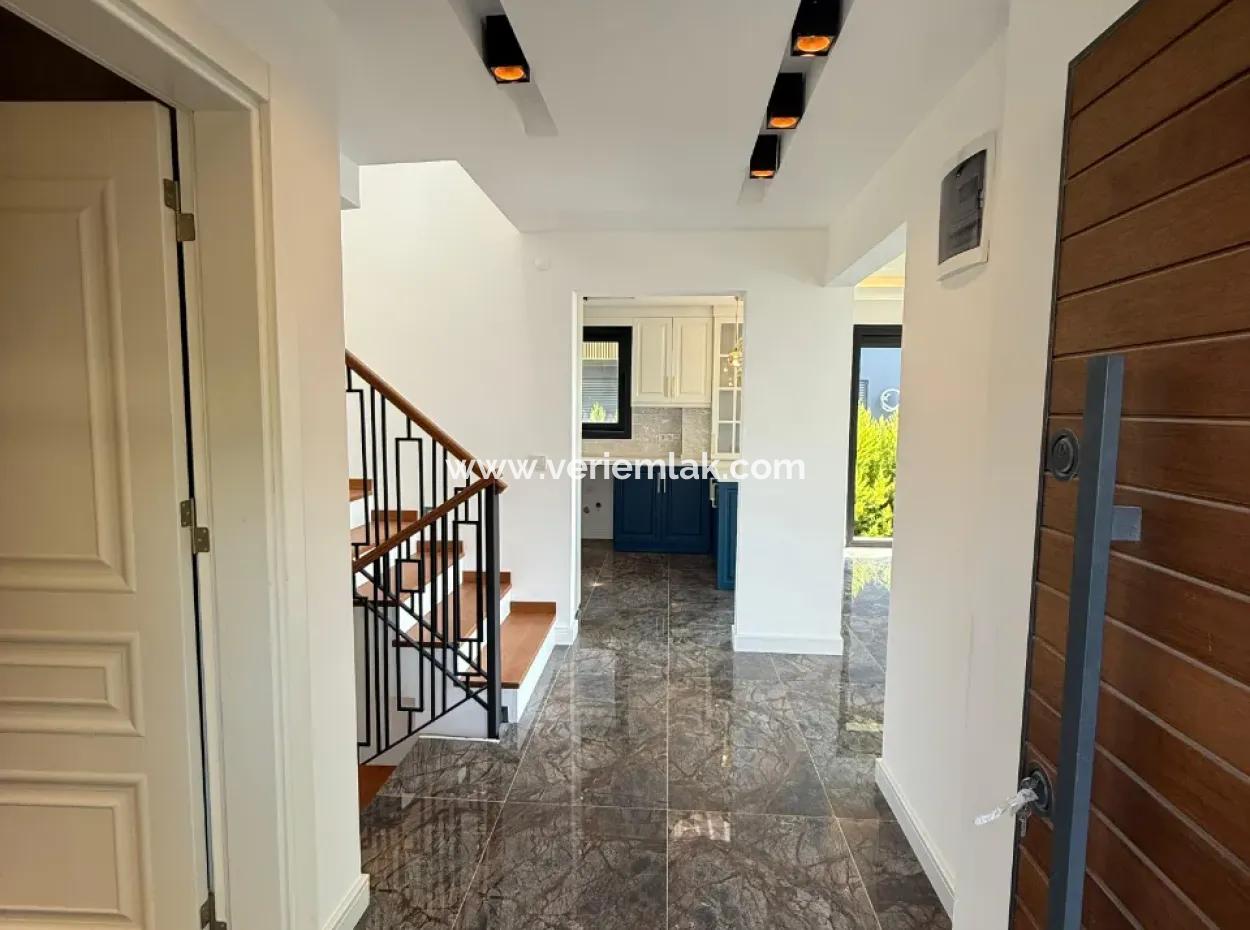 Urla Hekimköy Sitesinde Satılık 5+2 Müstakil Havuzlu Villa