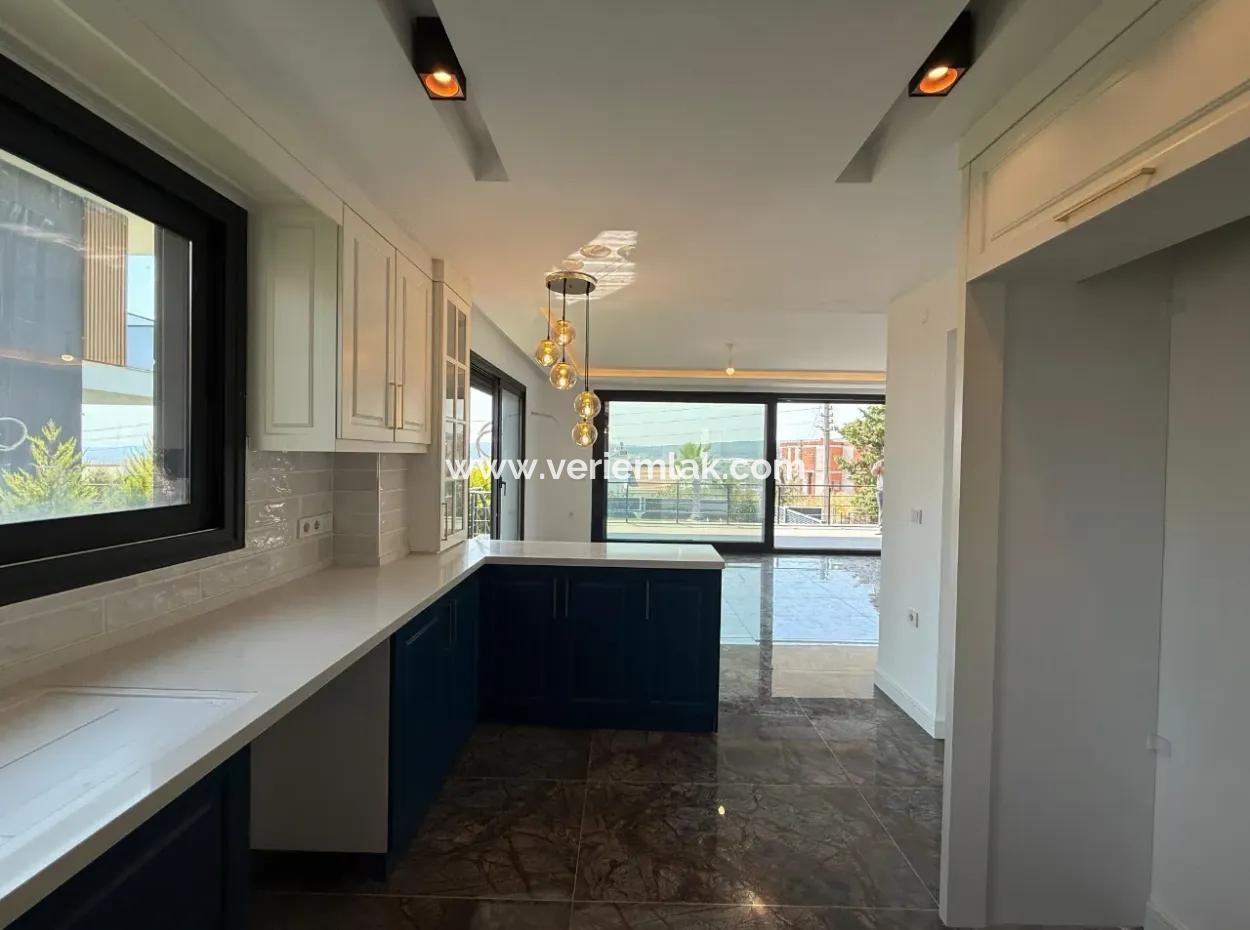 Urla Hekimköy Sitesinde Satılık 5+2 Müstakil Havuzlu Villa