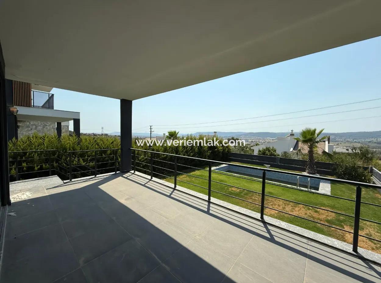 Urla Hekimköy Sitesinde Satılık 5+2 Müstakil Havuzlu Villa