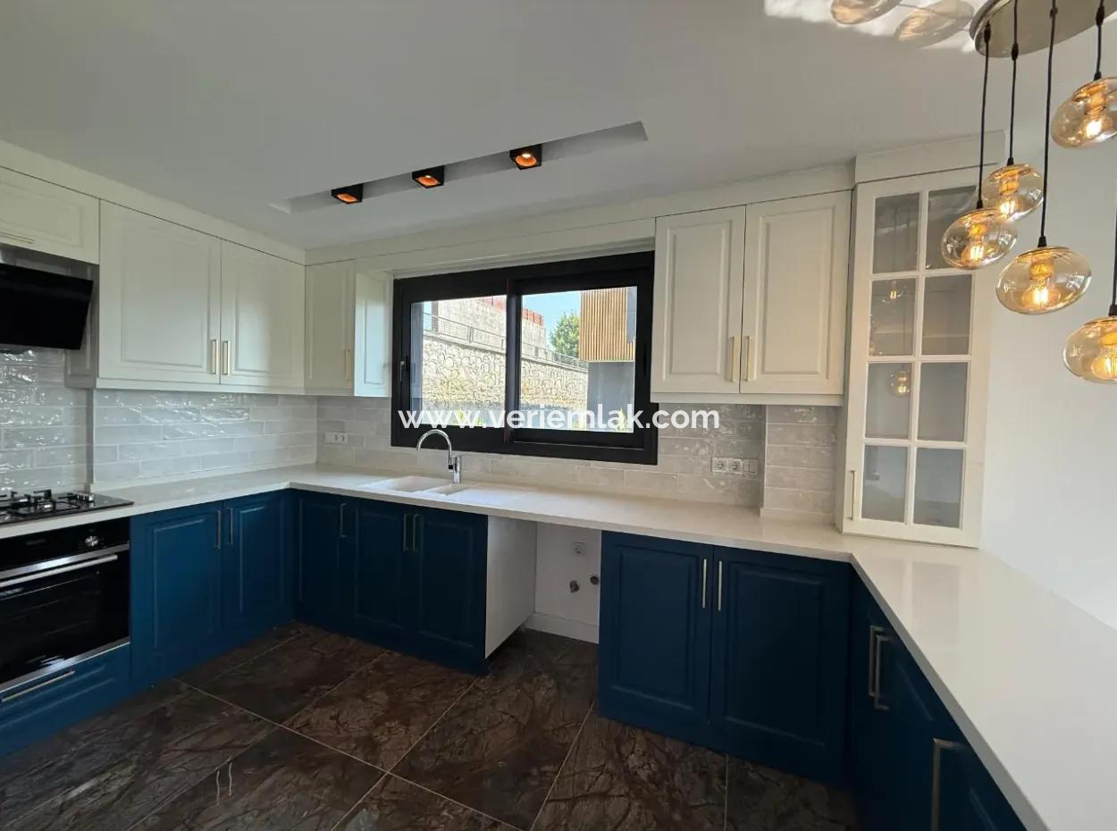 Urla Hekimköy Sitesinde Satılık 5+2 Müstakil Havuzlu Villa