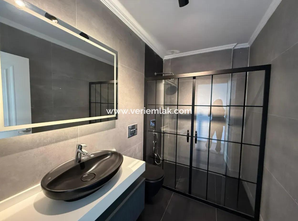 Urla Hekimköy Sitesinde Satılık 5+2 Müstakil Havuzlu Villa