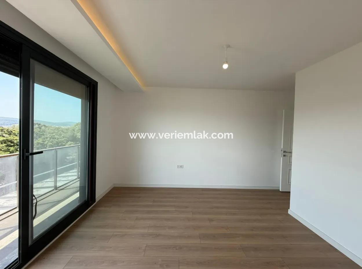 Urla Hekimköy Sitesinde Satılık 5+2 Müstakil Havuzlu Villa