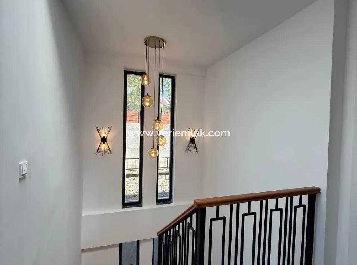 Urla Hekimköy Sitesinde Satılık 5+2 Müstakil Havuzlu Villa