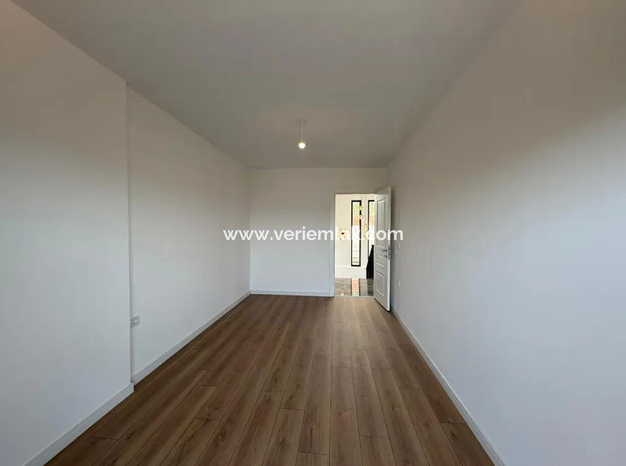 Urla Hekimköy Sitesinde Satılık 5+2 Müstakil Havuzlu Villa