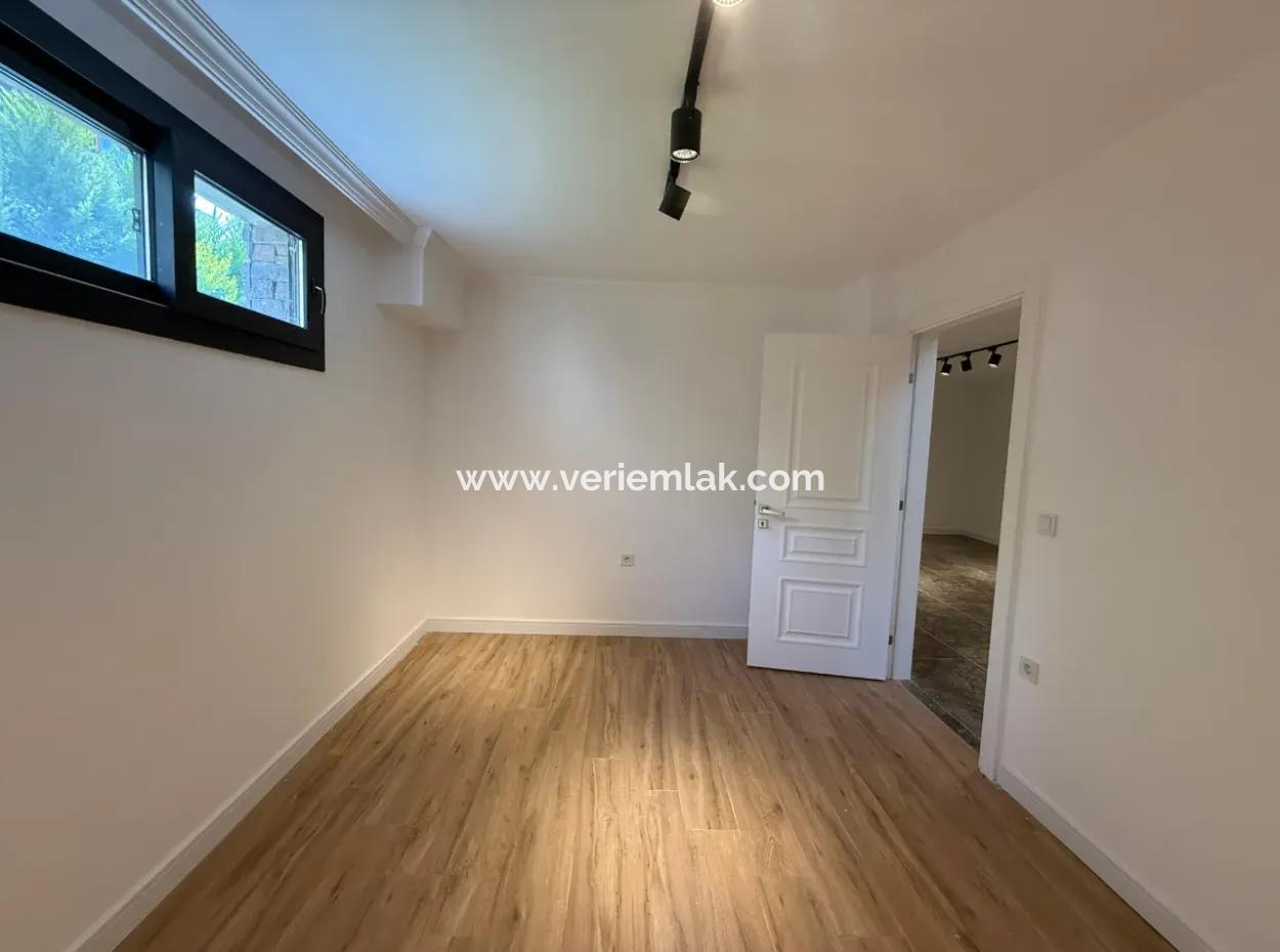 Urla Hekimköy Sitesinde Satılık 5+2 Müstakil Havuzlu Villa