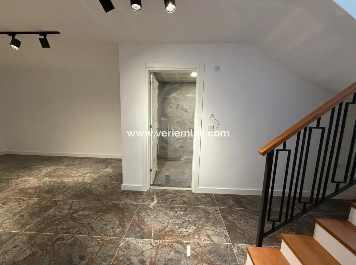 Urla Hekimköy Sitesinde Satılık 5+2 Müstakil Havuzlu Villa