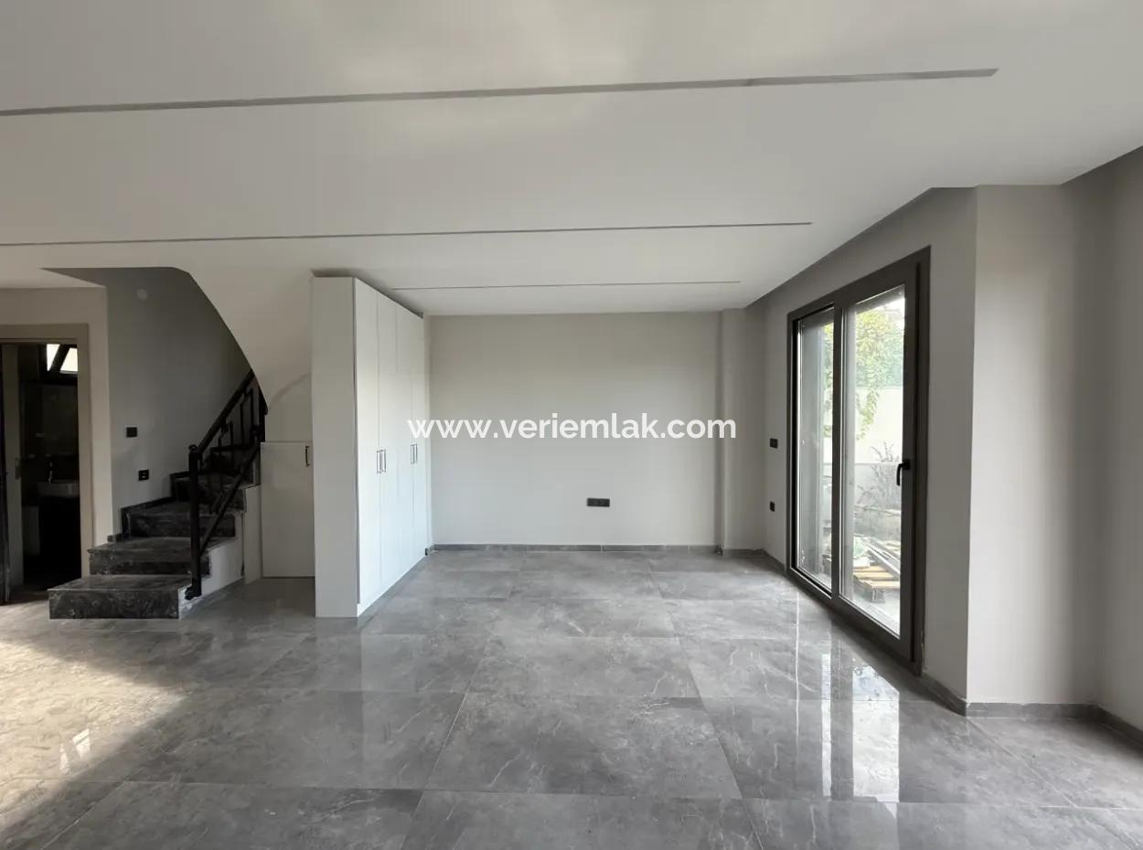 Seferihisar Akarca’da Denize Yürüme Mesafesinde Bahçeli Villa