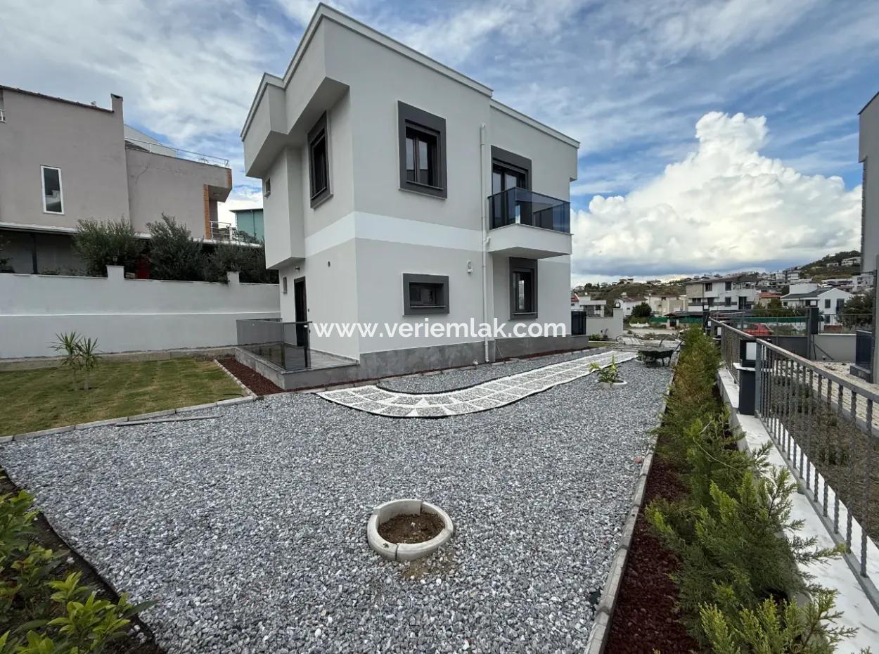 Seferihisar Akarca’da Denize Yürüme Mesafesinde Bahçeli Villa