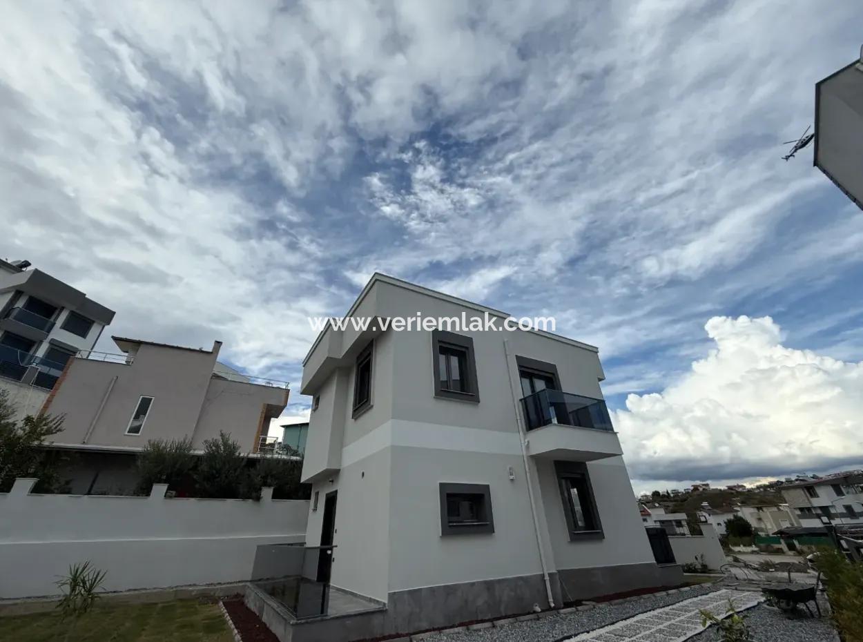 Seferihisar Akarca’da Denize Yürüme Mesafesinde Bahçeli Villa