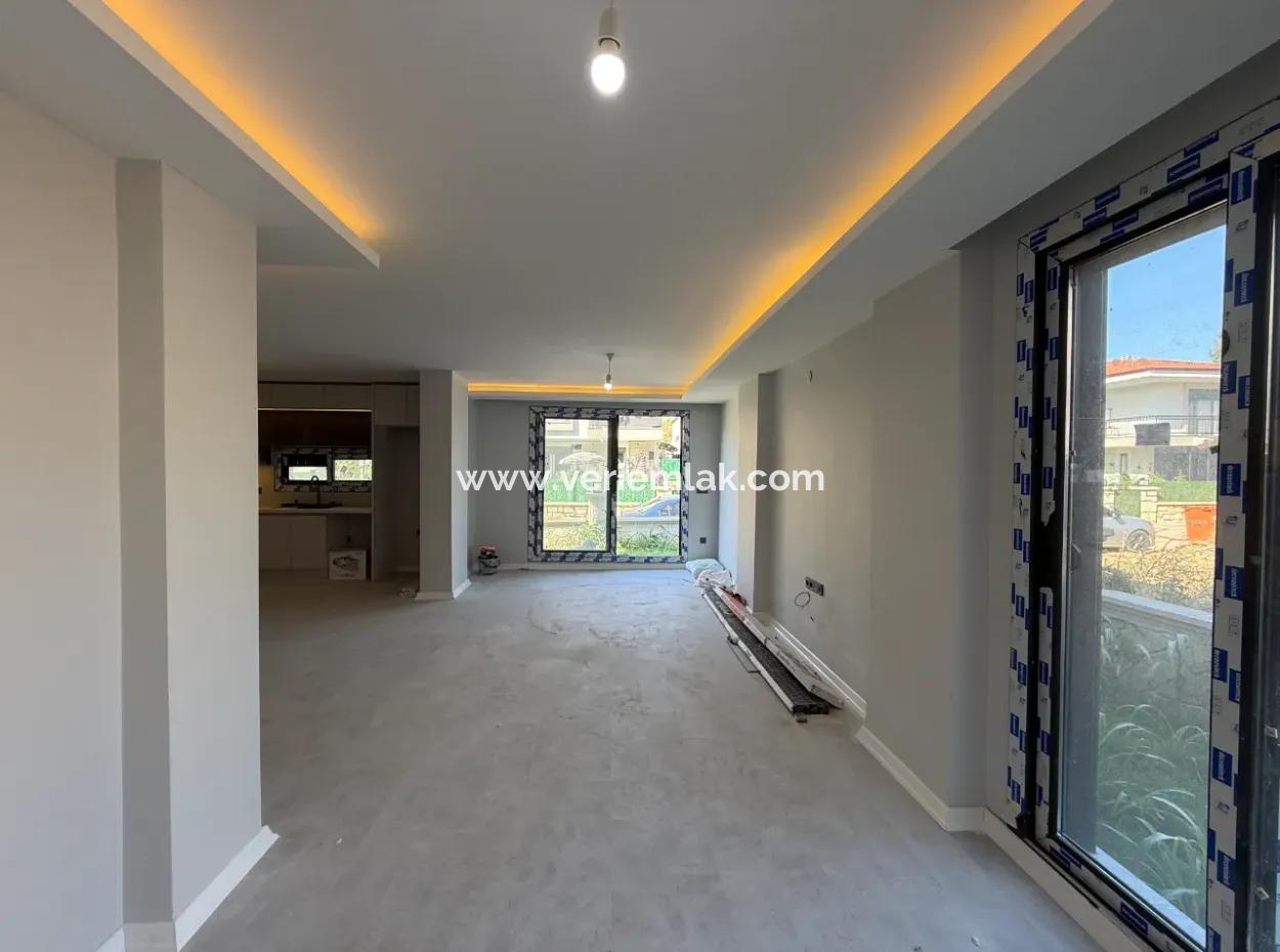 Seferihisar Çolakibrahimbey Mahallesi’nde Merkezi Konumda Satılık Villa