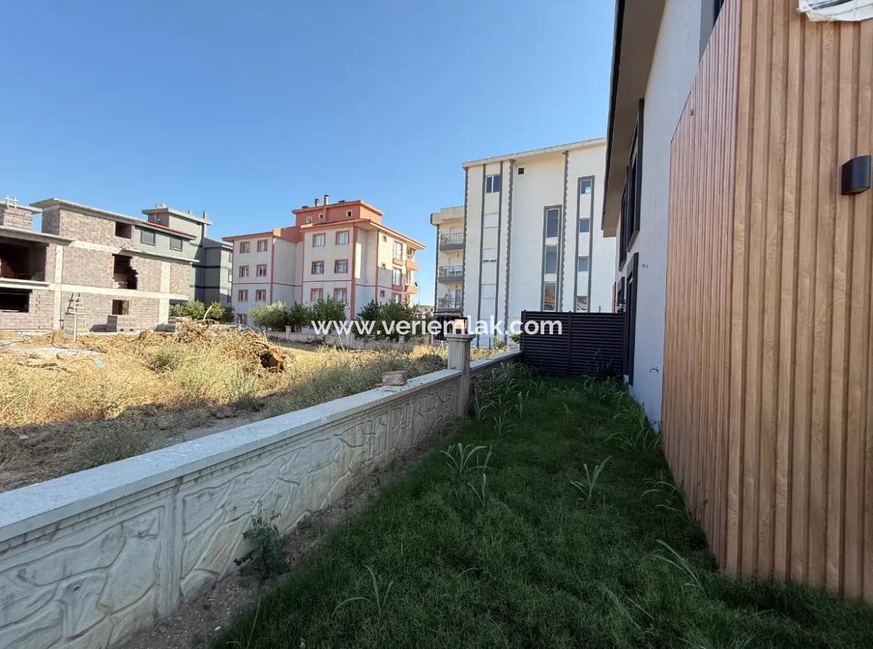 Seferihisar Çolakibrahimbey Mahallesi’nde Merkezi Konumda Satılık Villa