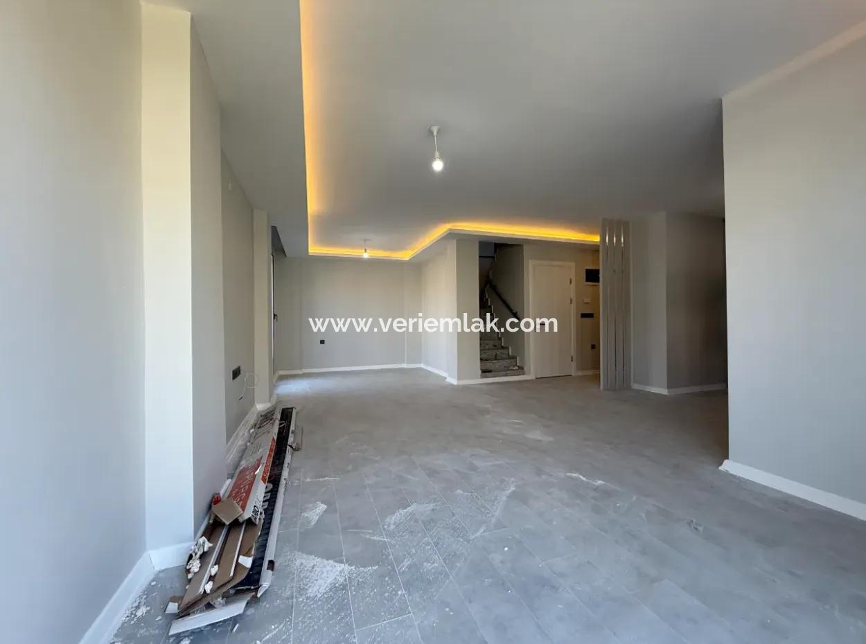 Seferihisar Çolakibrahimbey Mahallesi’nde Merkezi Konumda Satılık Villa