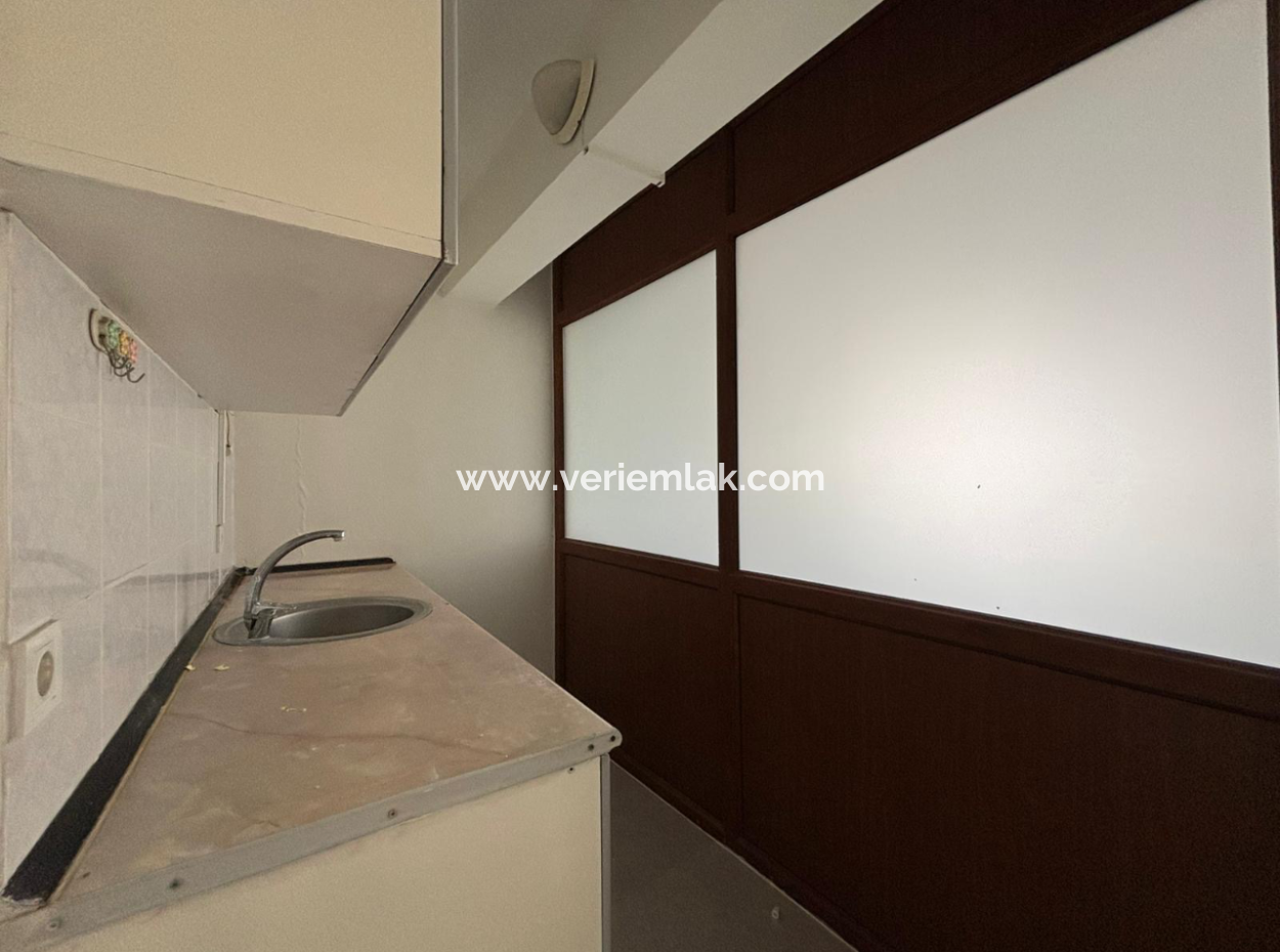 Alsancak  Aliçetinkayada Hastane Acil Karşısı Kiralık İşyeri!