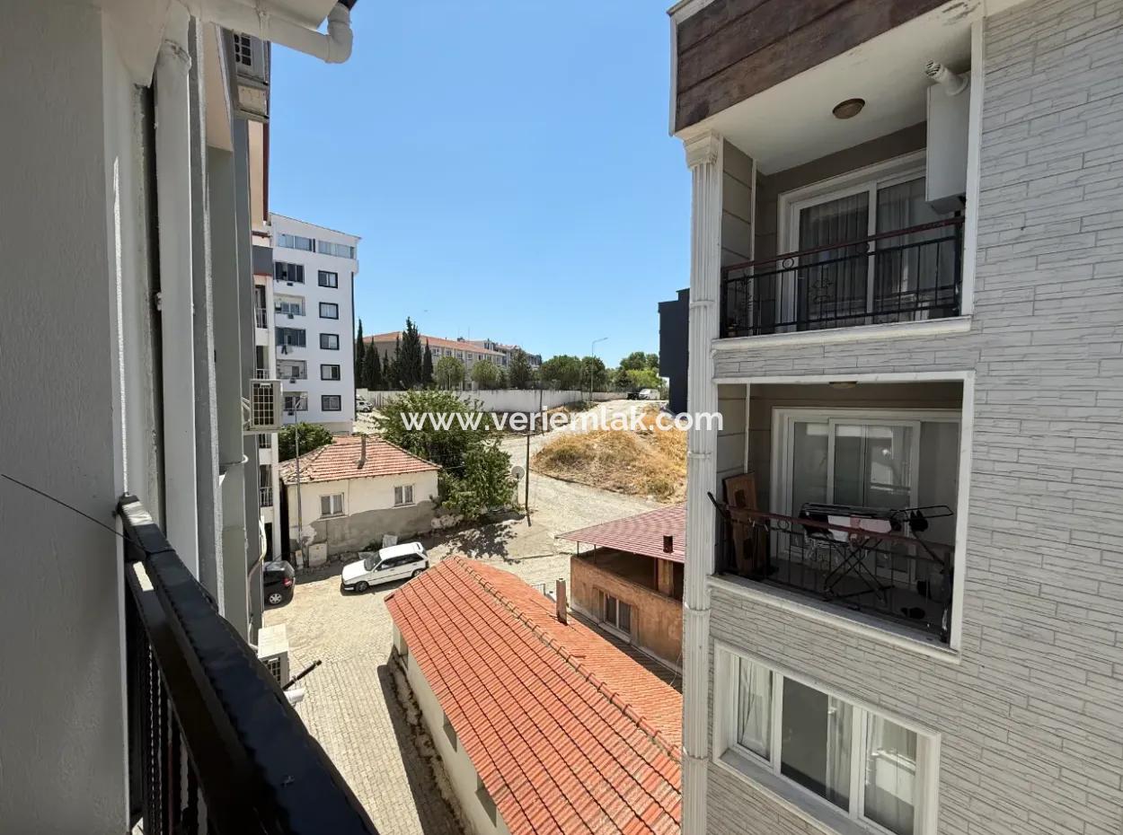 Seferihisar Devlet Hastanesi Yakınında, Sıfır, 1+1 Satılık Daire – Kapalı Otoparklı, Balkonlu Ve Merkezi Konumda