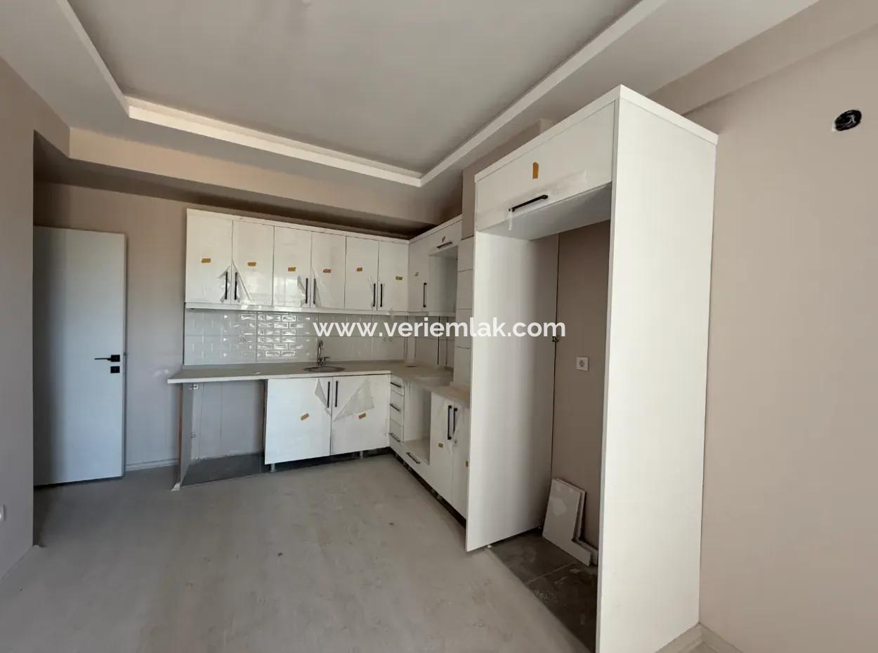 Seferihisar Devlet Hastanesi Yakınında, Sıfır, 1+1 Satılık Daire – Kapalı Otoparklı, Balkonlu Ve Merkezi Konumda