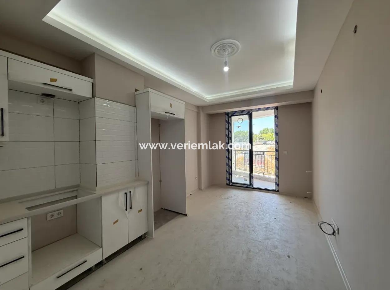 Seferihisar Devlet Hastanesi Yakınında, Sıfır, 1+1 Satılık Daire – Kapalı Otoparklı, Balkonlu Ve Merkezi Konumda