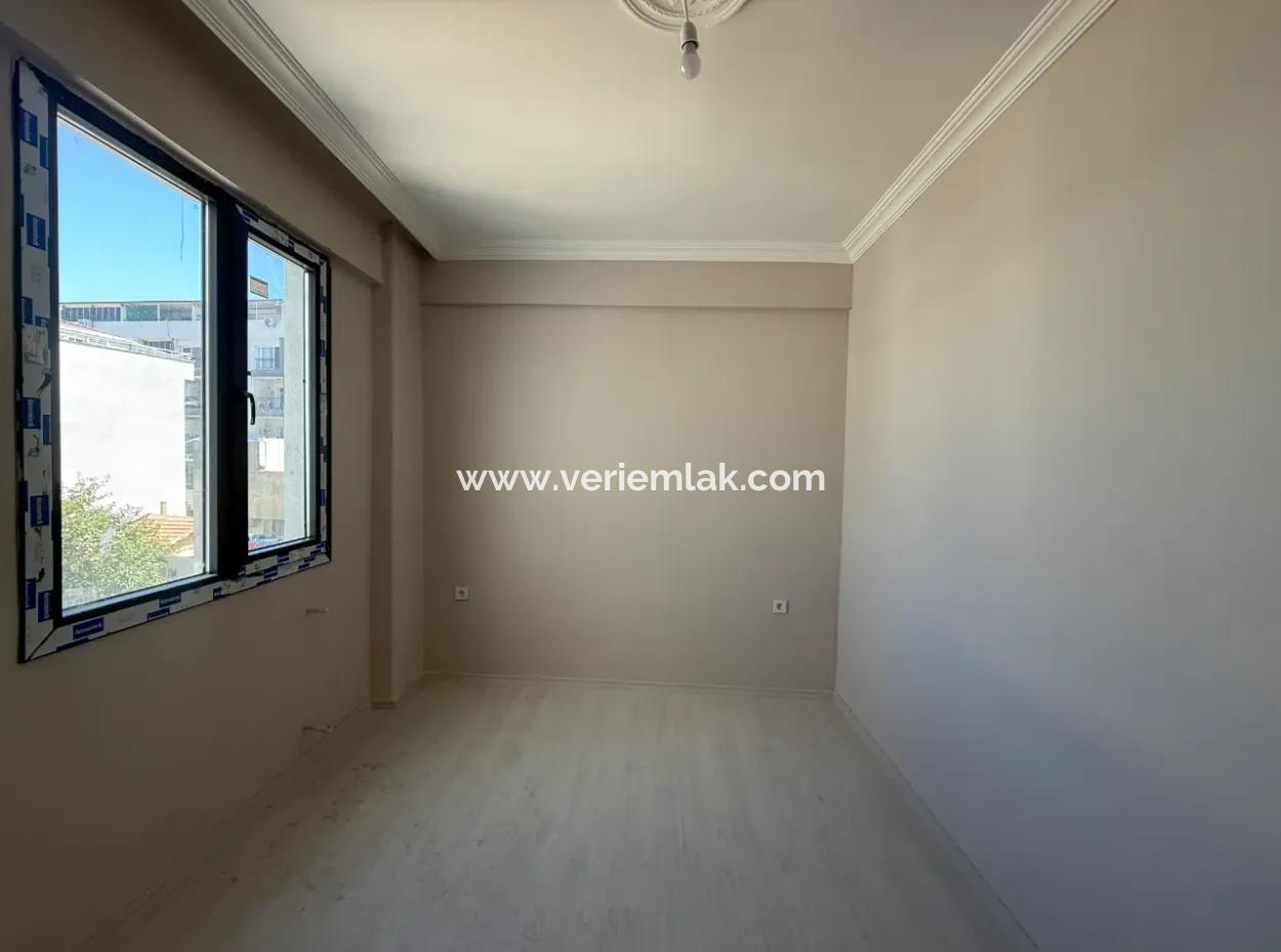 Seferihisar Devlet Hastanesi Yakınında, Sıfır, 1+1 Satılık Daire – Kapalı Otoparklı, Balkonlu Ve Merkezi Konumda