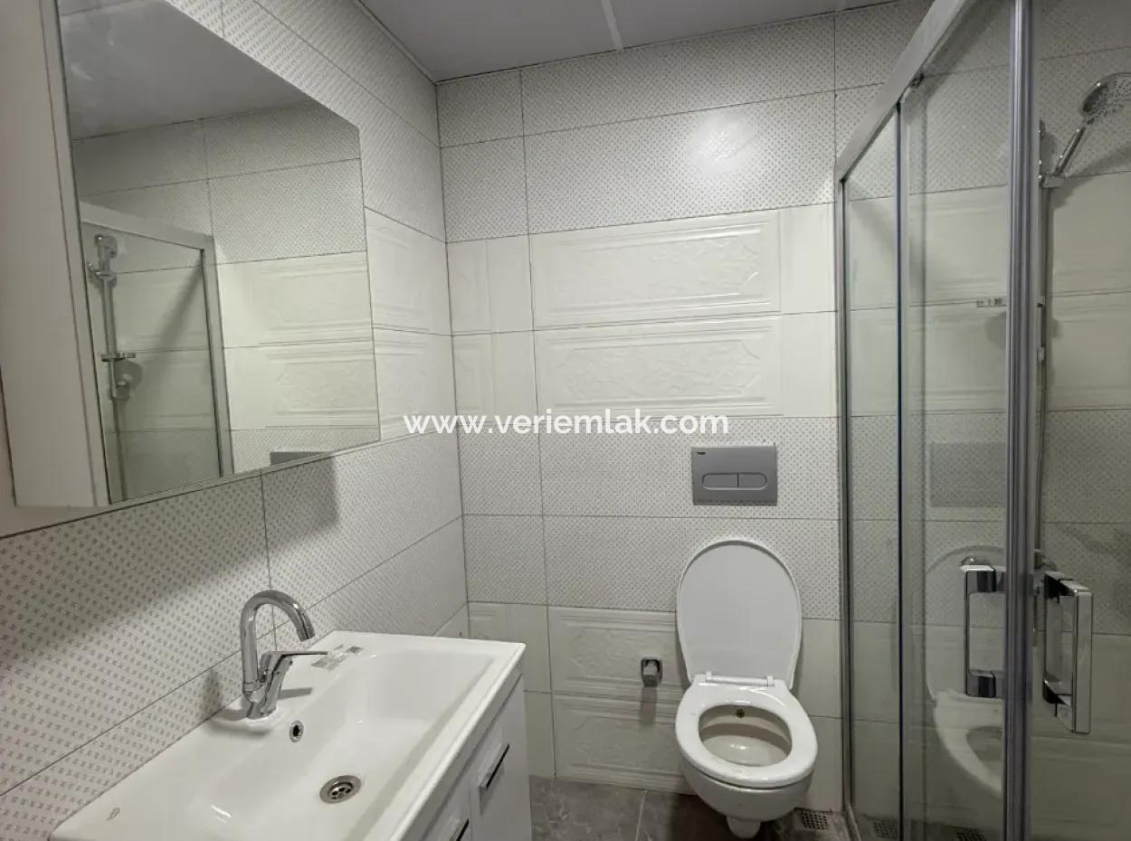 Seferihisar Devlet Hastanesi Yakınında, Sıfır, 1+1 Satılık Daire – Kapalı Otoparklı, Balkonlu Ve Merkezi Konumda