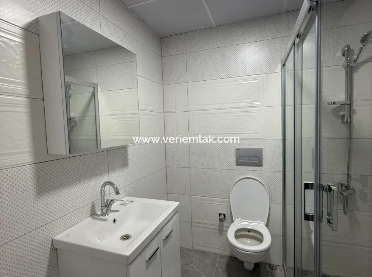 Seferihisar Devlet Hastanesi Yakınında, Sıfır, 1+1 Satılık Daire – Kapalı Otoparklı, Balkonlu Ve Merkezi Konumda