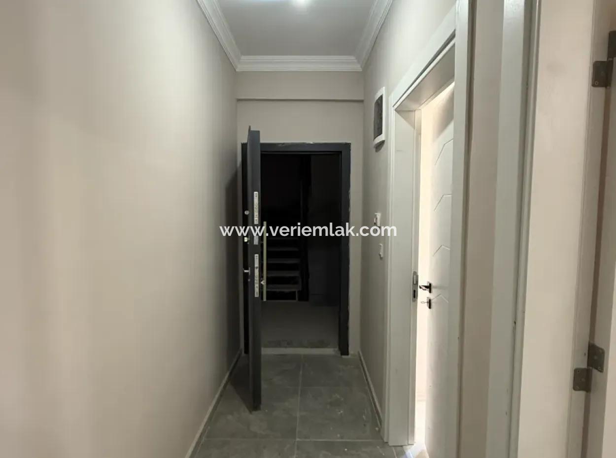 Seferihisar Devlet Hastanesi Yakınında, Sıfır, 1+1 Satılık Daire – Kapalı Otoparklı, Balkonlu Ve Merkezi Konumda