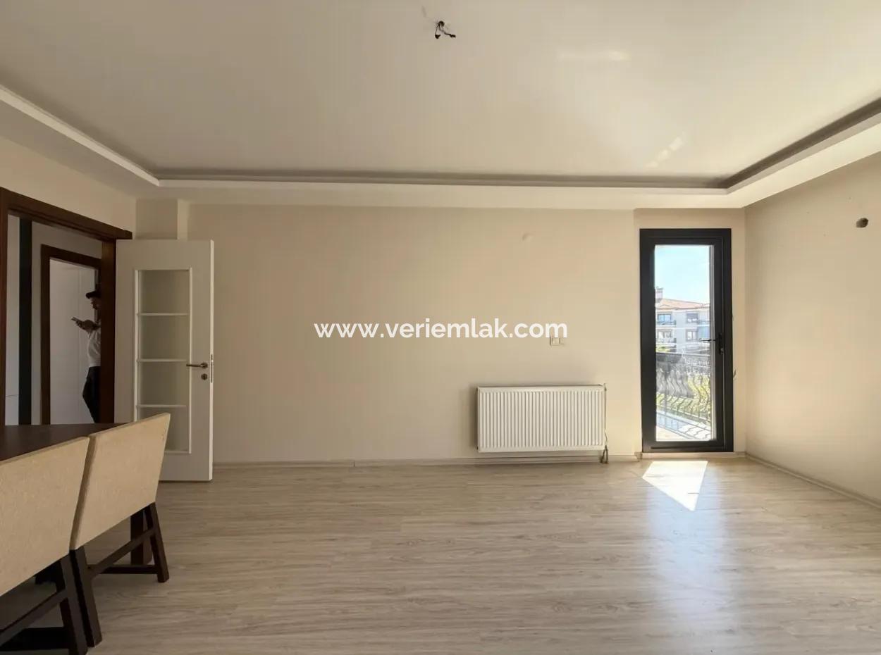 Seferihisar’ın En Sevilen Sokağında, Masrafsız Ve Krediye Uygun Satılık 2+1 Daire