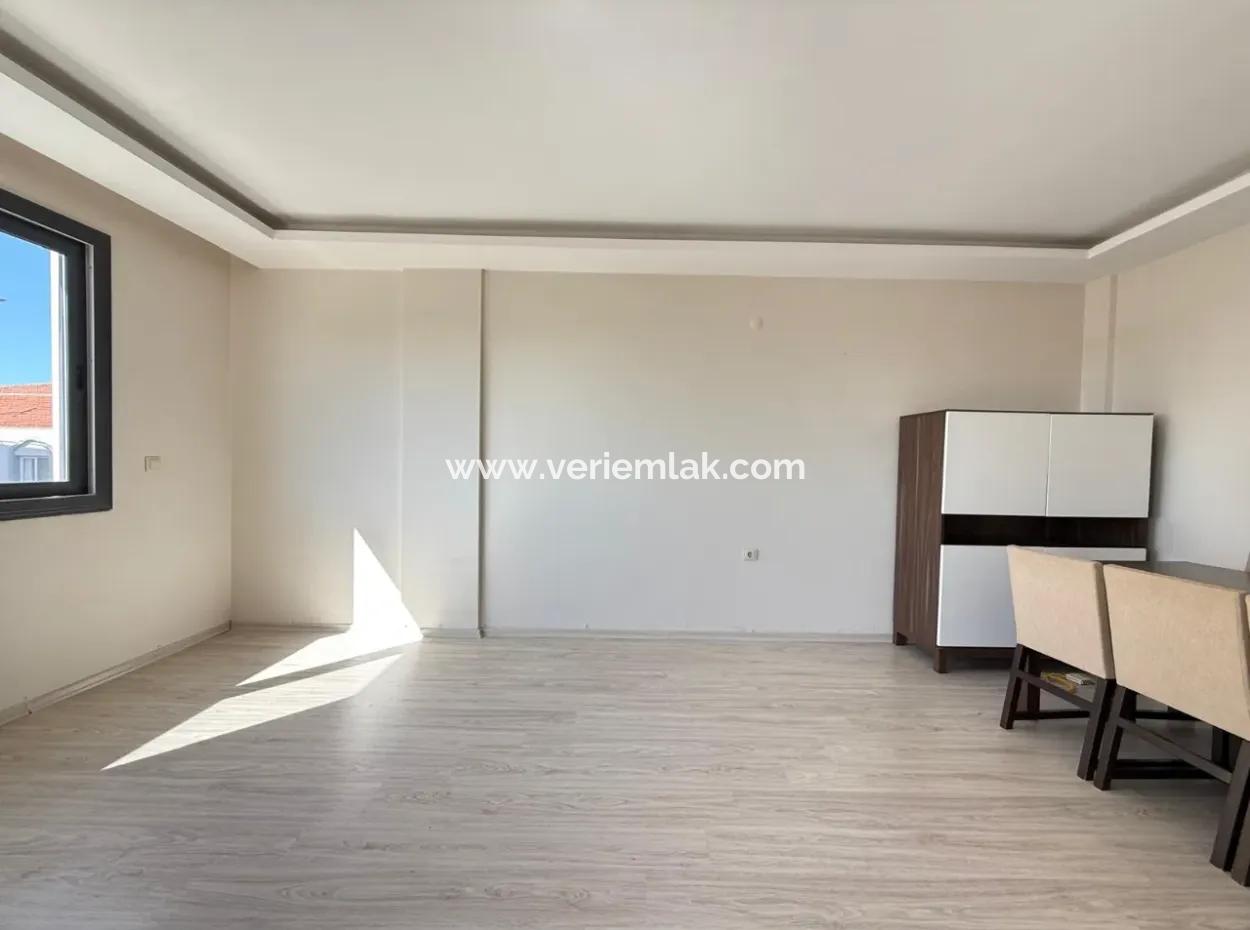 Seferihisar’ın En Sevilen Sokağında, Masrafsız Ve Krediye Uygun Satılık 2+1 Daire